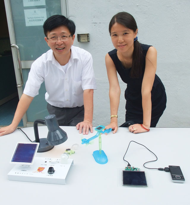 再生能源又一新猷。物理系蕭旭東教授（左）和李泉教授偕研究團隊研發出成本低、效能高的薄膜型太陽能電池。