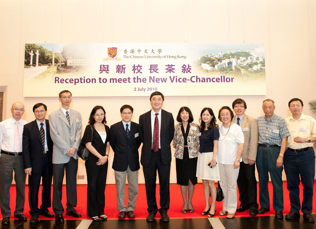 New Vice-Chancellor Assumes Duty<br><br>Prof. Sung and staff representatives (2 July 2010)