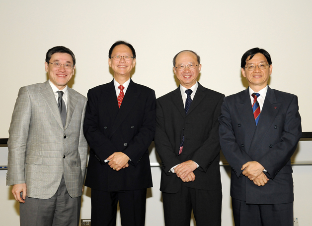 前国泰航空副主席陈南禄先生於2010年4月来校，出席「心连心对话」讲座，细说国泰航空的市场策略等议题。该讲座系列旨在邀请商界俊彦与师生分享经验。