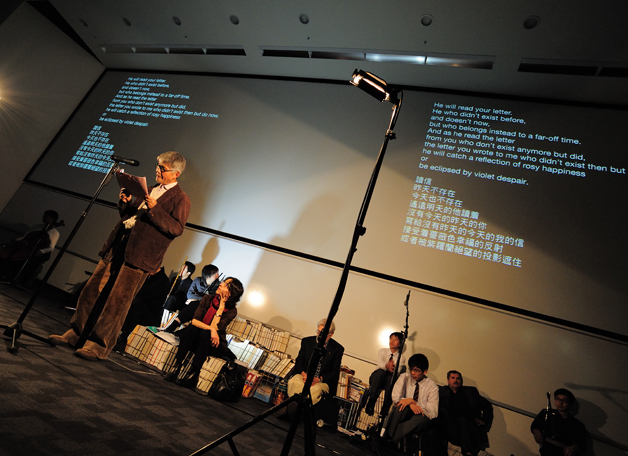 东亚研究中心在2009年11月举办了「国际诗歌之夜」，这项为期四天的艺文活动包括一连串学术活动和诗歌朗诵会，参与者来自五湖四海，都是各国的诗坛泰斗。