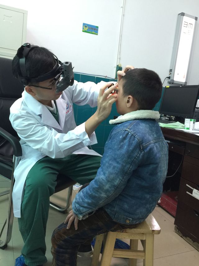 任醫生每逢週末免費為基層學童檢查眼睛