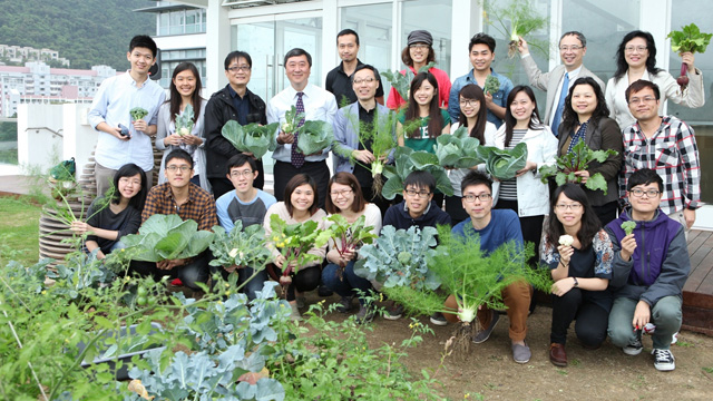 参与永续栽培工作坊的师生，在综合教学大楼天台上学习种植健康而安全的食物。