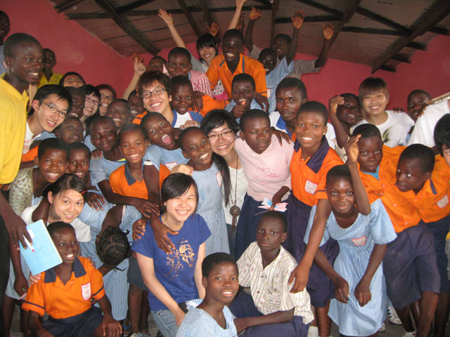心连心海外义工体验计划<br><br>义工与加纳小孩合照