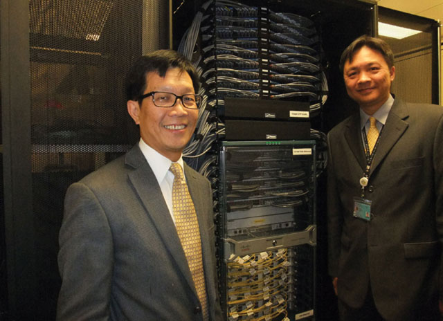 設於中大的香港互聯網交換中心<br><br>中大副校長程伯中教授（左）和資訊科技服務處基建部副處長鄭志豪先生回顧香港互聯網的發展歷史。