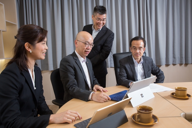 The UHS management team: (from right) Prof. Dennis Ng, Pro-Vice-Chancellor;
Dr. Michael Tong, Dental Surgeon In-charge; Dr. Scotty Luk, Director; and Dr. Gloria So, Assistant Director