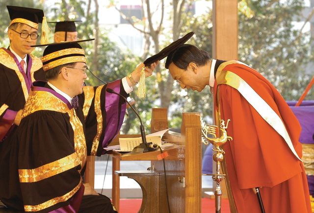 Awarded Doctor of Social Science, honoris causa, at the University’s 62nd Congregation (8 December 2005)