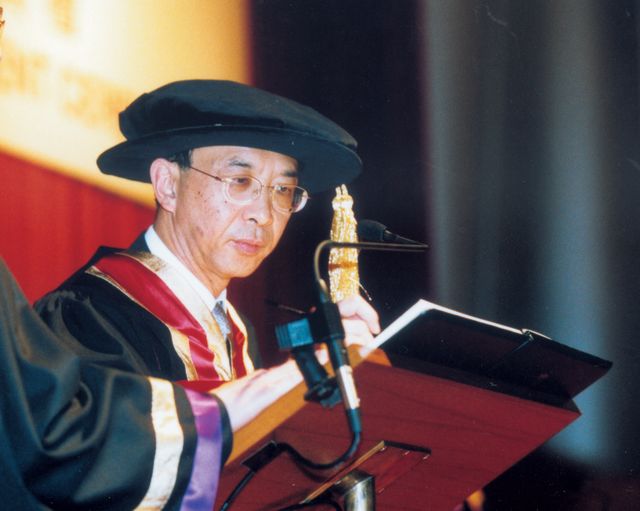 获大学颁授荣誉院士衔（2002年5月6日）