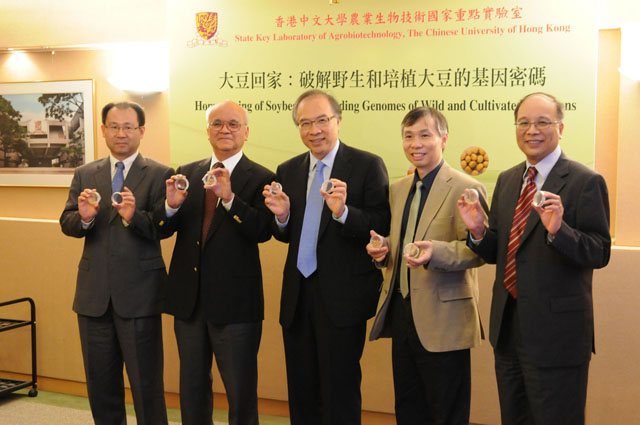 CUHK Research Breakthrough on Soybeans
From left: Prof. Xie Zuowei, Acting Dean, Faculty of Science, CUHK; Prof. Samuel S.M. Sun; Prof. Cheng Chun-yiu Jack, Pro-Vice-Chancellor, CUHK; Prof. Hon-ming Lam; and Prof. Chu Ka-hou, Acting Director, School of Life Sciences, CUHK