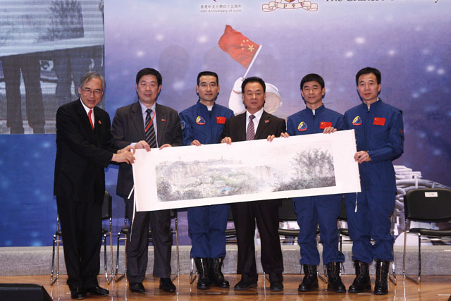Shenzhou-7 Delegation Visits CUHK<br><br>VC presenting a landscape painting to the delegation