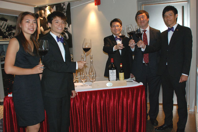 CUHK Students Shine at Bordeaux Wine Tasting Contest<br><br>CUHK Vice-Chancellor Prof. Joseph J.Y. Sung (2nd right) and Mr. Luk Yiu-man Raymond (centre) make a toast to the team