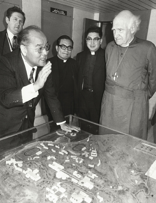 1973年李卓敏校長向到訪嘉賓聖公會坎特伯里大主教藍賽講述大學的發展
