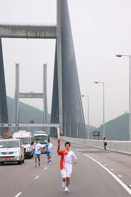 北京奧運
中大學生姚俊勤傳奧運火炬（2008年5月2日）