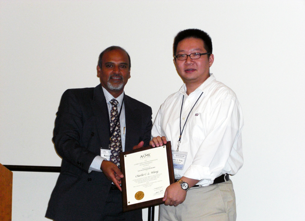 王昌凌教授（右）獲美國機械工程師學會頒發2009年「工程領域的計算機和信息科學」傑出青年工程師獎。該獎是獎勵三十五歲以下的年輕學者。