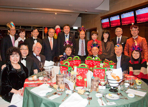 十個教職員組織在2010年攜手合辦中文大學教職員聖誕聯歡晚宴。