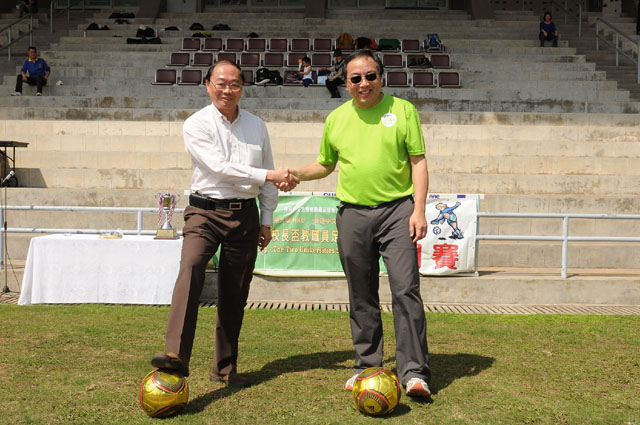 The 9th CUHK–HKU Vice-Chancellors Cup Football Competition<br><br>Prof. Tsui Lap-chee and Prof. Henry N.C. Wong officiate at the kick-off ceremony.