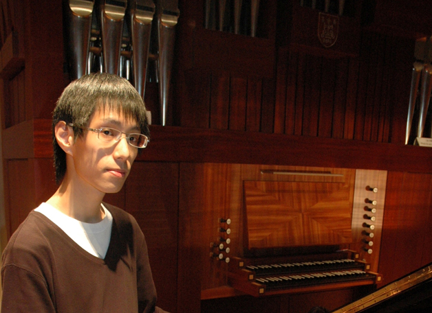 Phoebus Lee, a doctoral Music student, walked away with the championship at the New Generation 2010 competition jointly organized by the Hong Kong Composers' Guild and RTHK Radio 4. Mr. Lee's entry, a work titled <b>Arid Branches Resound</b>, came first among the nine selected for the final round of the competition.