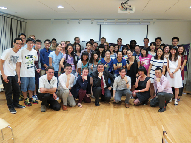 Professor Sung, the Vice-Chancellor, poses for a photo with the students and staff of the ELTU at a Social Meetup session