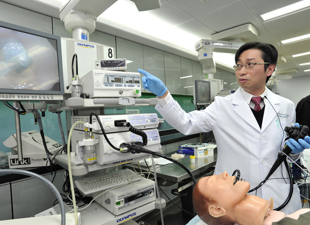 外科專家趙偉仁教授示範經口腔進行食道賁門切開手術，擁有此技術之機構不出五家，中大醫學院是其中之一。