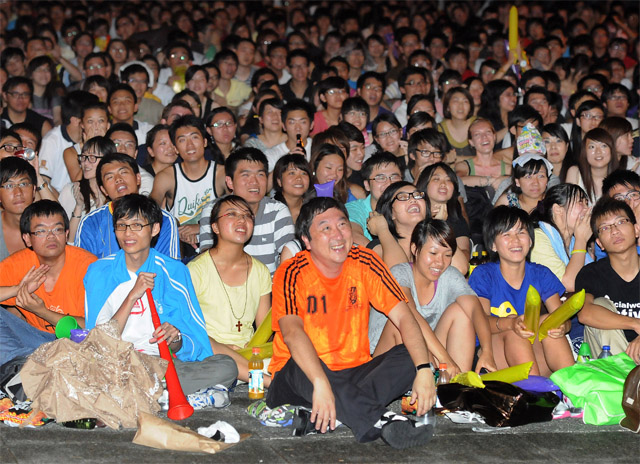 World Cup Fever at the University Mall<br><br>Prof. Joseph Sung, the new CUHK Vice-Chancellor, watches the World Cup final with students and other CUHK members