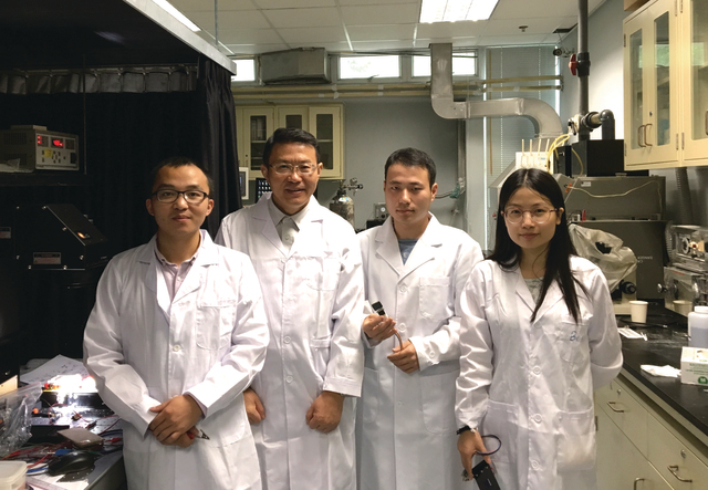 Another research team comprises Prof. Yan Keyou (1st left), Prof. Xu Jianbin (2nd left) and doctoral tudents discovered nonstoichiometric acid–base reaction (NABR) as reliable synthetic route to highly stable CH3NH3PbI3 perovskite film for the production solar cells. The NABR perovskite film is stable for two months with negligible PbI2-impurity under 65% humidity, whereas other perovskites prepared by
traditional methods degrade distinctly after two weeks.The result was published in the November issue of Nature Communications.