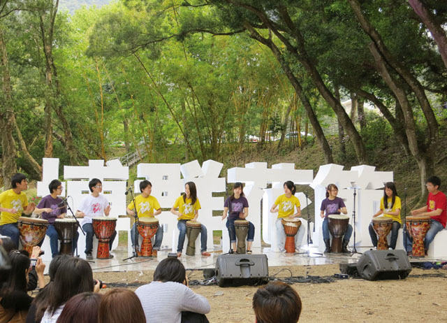 博群花节园游会<br><br>学生表演非洲鼓