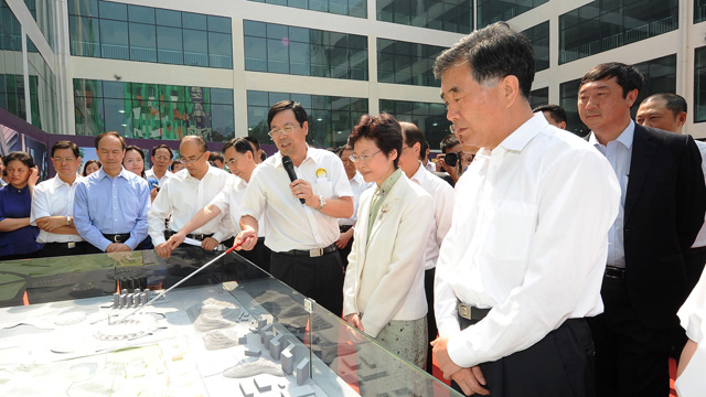 The planning of CUHK (Shenzhen) has been approved by the State Ministry of Education on 11 October 2012. A ceremony was held at the proposed site of CUHK (SZ) in Longgang District, Shenzhen.
Attending guests have a preview of the campus design.