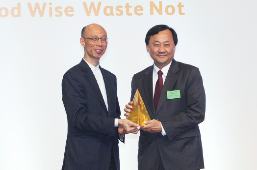 Prof. Benjamin Wah, CUHK Provost, receiving the award from Mr. Wong Kam-sing, Secretary for the Environment
Gold Award (Public Organizations and Utilities Sector)
2013 Hong Kong Awards for Environmental Excellence (HKAEE)