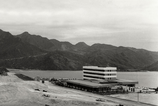 大學首座建築物范克廉樓，1969年