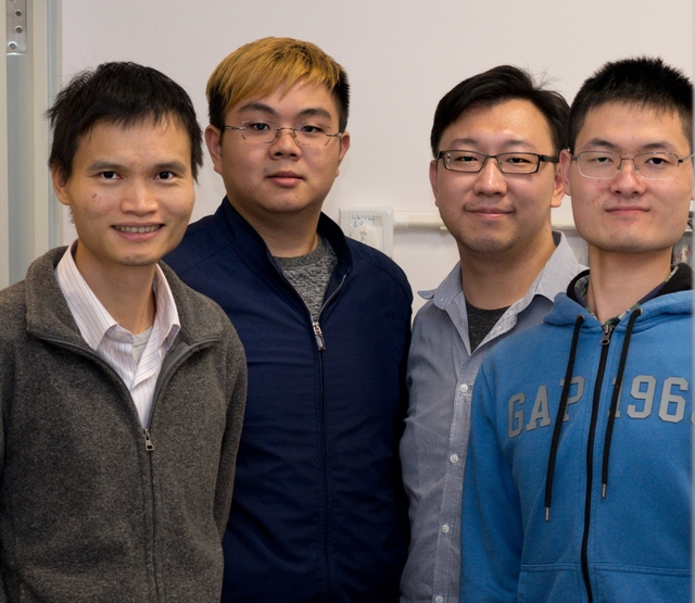（右起）中大物理系生物物理研究团队：博士研究生刘松、左文龙、郦野和吴艺林教授。