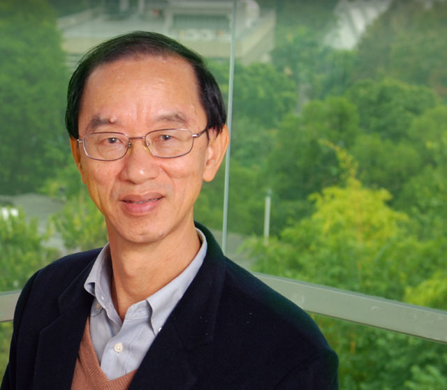 林超英教授是氣象學家和資源保護學家，亦是香港中文大學地理與資源管理學系的客座教授。
