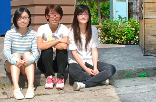 Members of CU x Rubbish: Lam Estelle, LLB (Year 4), Lam Sin Ting, Alice, GRM (Year 2), Chan Lok Tung, Adana, GRM (Year 3)
The aims of CU x Rubbish are to encourage the campus community to segregate rubbish and recycle; to engage in free cycling and upcycling; and to reduce consumption or buy less.