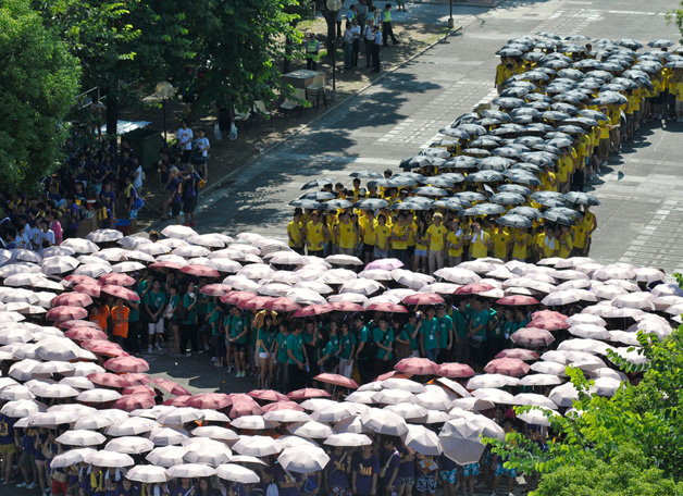 一千六百位新鲜人云集大学本部，人人昂首阔步，手持彩伞，在百万大道合力砌出「I ♥ CU」字样，高呼我爱中大！