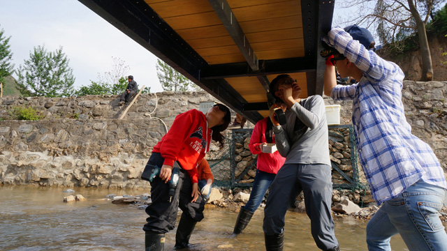 近二十名中大师生校友於4月远赴甘肃省党政村，修建香港中文大学金禧无止桥，方便村民渡河。