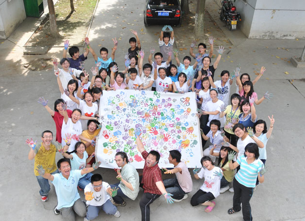 社会工作学系学生在四川地震後前赴当地，协助受灾的中学生振奋精神，并修复当地文化。