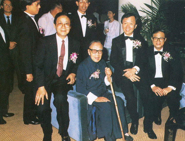 （左起）副校長金耀基教授、錢穆教授、高錕校長，和時任院長林聰標博士於1989年新亞書院40周年晚宴上聚首一堂