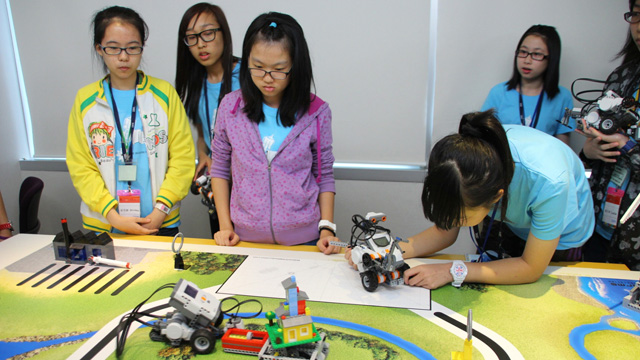 三十六位来自香港、澳门、广州，即将升读中三的女生，参加了工程学院与国际商业机器中国香港有限公司於2012年7月22至26日合办的「科技异彩夏令营」。