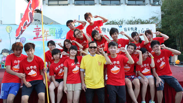 To celebrate United College's 55th Anniversary, the College Student Union hosted a series of events in 2011. Prof. Fung Kwok-pui (in yellow), Head of United College, joined the students in wishing their beloved College a very happy birthday.