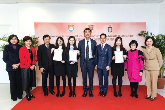 Mr. Kenneth Li presents certificates to CUHK scholarship recipients Shek Tsoi-shuen (4th left), Lam Daan-kei (5th left) and Lee Nga-wing (3rd right)