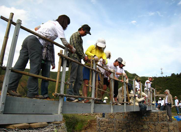 The Wu Zhiqiao project is now a major charitable undertaking among university students in Hong Kong. Since 2007, teams of students have built more than 15 bridges for people living in some of the most under-developed regions on the mainland.