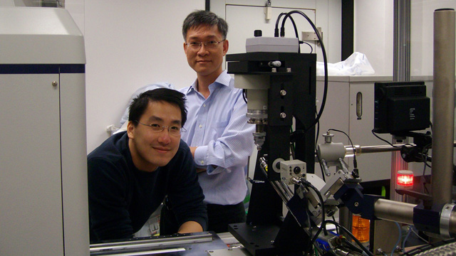 Prof. Wong Kam-bo (right) of the Centre for Protein Science and Crystallography, the School of Life Sciences, discovered how Helicobacter pylori, a bacterium causes peptic ulcers and stomach cancer, has managed to survive in the acidic environment of the human gut. His research paper has been selected as ‘Paper of the Week’ in the Journal of Biological Chemistry.