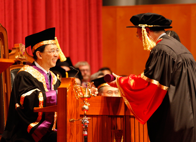 接替郑维健博士出任大学校董会主席的郑海泉博士，主持2010年5月举行的荣誉院士颁授典礼。郑海泉博士是杰出银行家，并是第一位出掌校董会的中大校友。