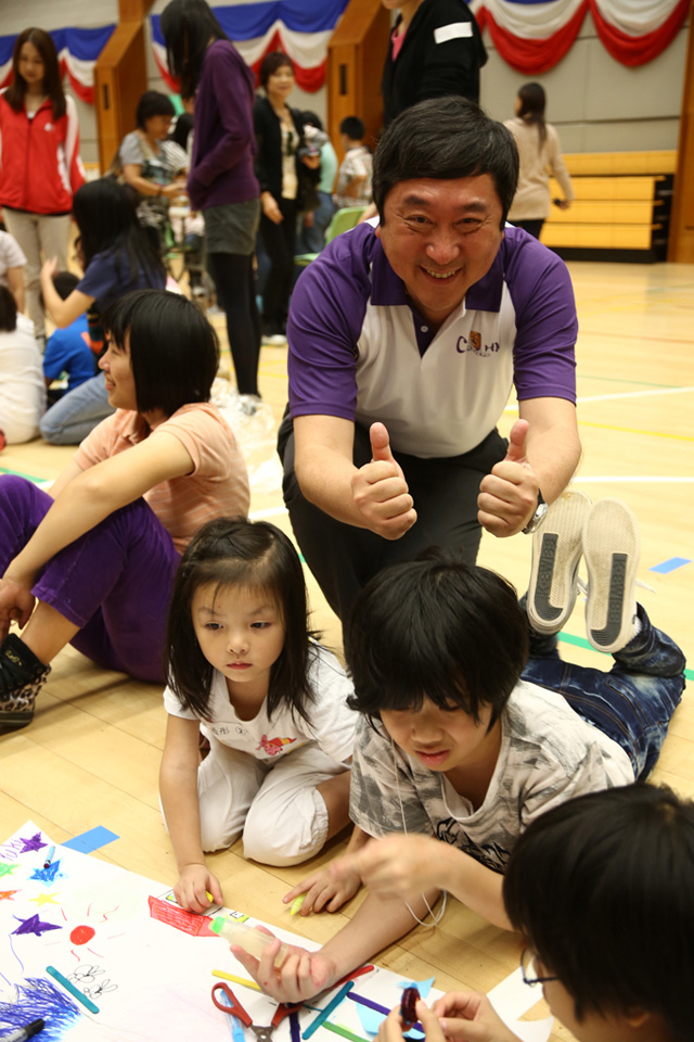在「博群社会服务日」，中大员生带领约百名低收入家庭的小学生及残障人士到访中大，参加互动工作坊及集体游戏。