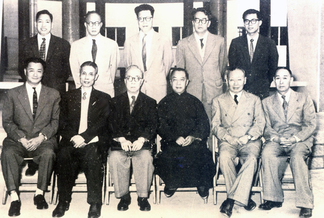 新亞書院三位創辦人：錢穆（前排左四）、唐君毅（後排左四）及張丕介（後排左三）與董事長趙冰（前排左三）及教職員合影（1954年10月16日）。