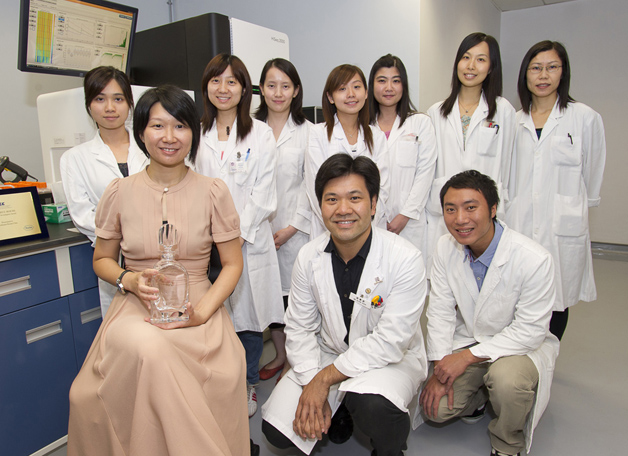 化学病理学系赵慧君教授（前排左一）荣获国际临床化学和实验室医学联合会「2011年度青年研究新人奖」及英国临床生物化学系讲座教授协会杰出学人奖。