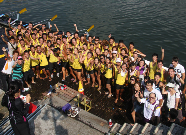 抖擞精神，为胜利呐喊！中大男子划艇队再次赢得全港大学赛艇锦标赛全场总冠军，连续九年夺魁。