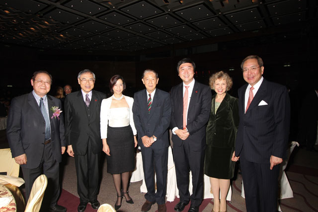Five Vice-Chancellors gathered at the 60th anniversary dinner of New Asia College in 2009. (From left) Prof. Ambrose King, Prof. and Mrs. Lawrence J. Lau, Prof. Ma Lin, Prof. Joseph J.Y. Sung, Mrs. and Prof. Arthur K.C. Li