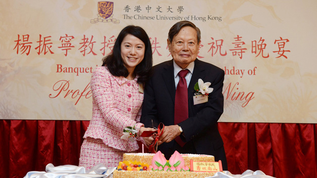 楊振寧教授2012年9月15日與中大師生校友慶祝九秩生辰，偕同夫人翁帆切生日蛋糕。