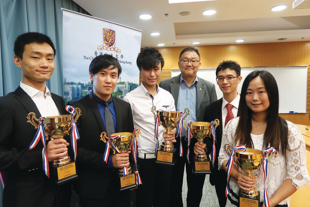得獎學生與中大工程學院（外務）副院長黃錦輝教授（右三）