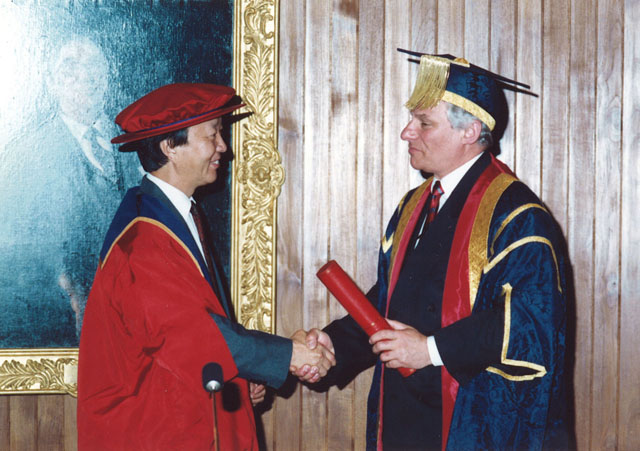 Prof. Kao receiving the honour of Centenary Fellow of Thames Polytechnic (now renamed Greenwich Univesity) from polytechnic director Norbert Singer in April 1992
(Bidding Farewell to Prof. and Mrs. Charles K. Kao Special Supplement 1996)