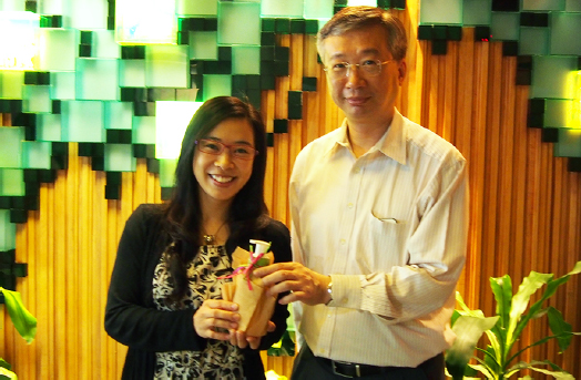 Associate Vice-President Prof. Fung Tung presents a special souvenir to Ms. Flora Lo, the 1000th CU Green Buddy